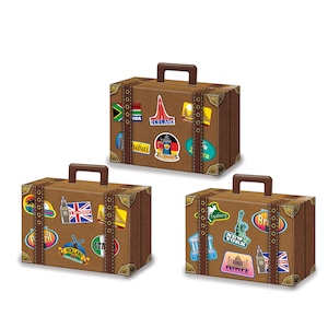 Op de afbeelding: Drie bruine koffers met vintage metalen accenten en handvatten. Elke koffer heeft kleurrijke reisstickers met bestemmingen zoals Londen, IJsland, Dubai, Duitsland, New York, Sydney, Brazilië en India.