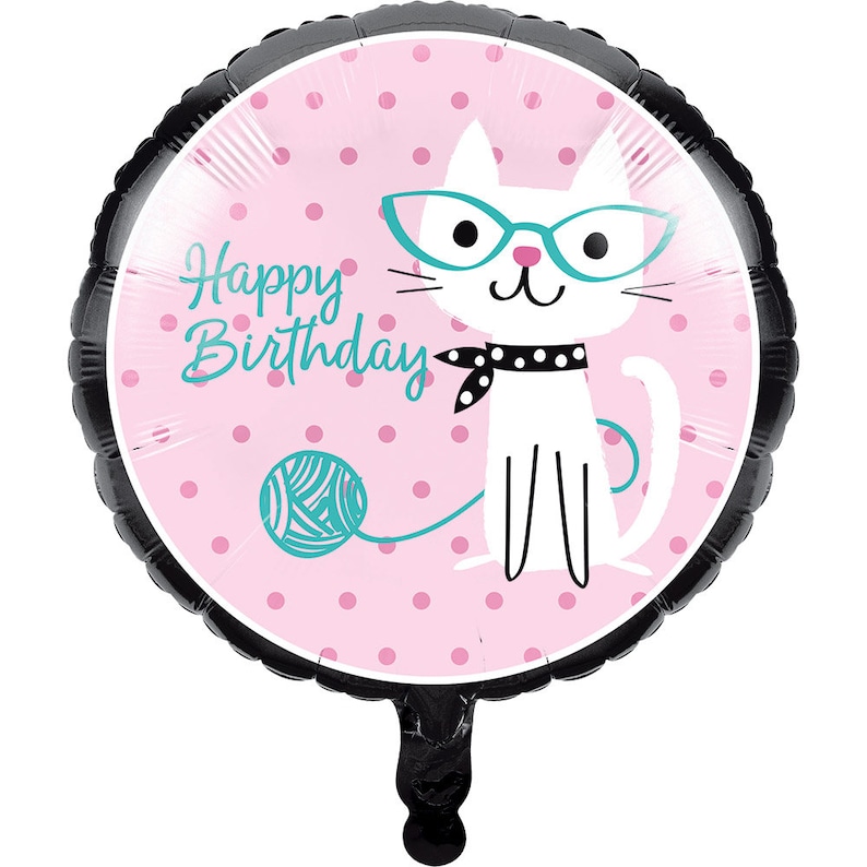 Pu&ograve; includere: Palloncino rotondo in lamina con bordo nero, raffigurante un gatto bianco con occhiali turchese e una sciarpa nera a pois. Lo sfondo rosa ha un motivo a pois e le parole "Happy Birthday" in turchese. &Egrave; presente anche un gomitolo di lana turchese.