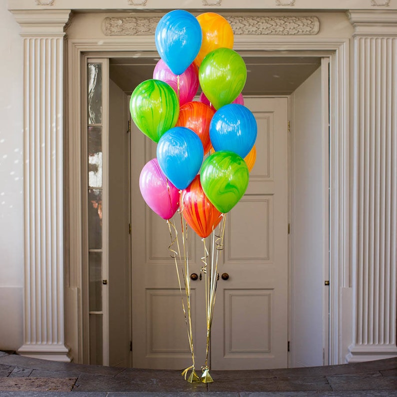 Сочетание цветов шаров. Фонтаны из шаров. Красивые композиции с шарами. Воздушные шары гелевые. Фонтан из шариков.