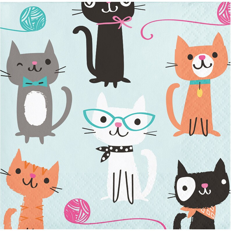 Puede incluir: Un conjunto de seis ilustraciones de gatos coloridos sobre un fondo azul claro. Los gatos son todos de diferentes colores y tienen diferentes expresiones. Hay dos ovillos de lana en la imagen, uno azul y uno rosa.