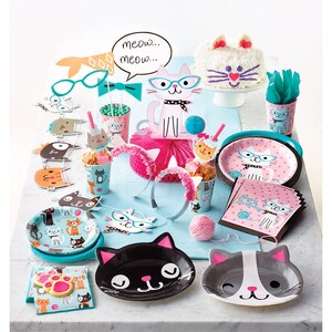 Puede incluir: Un conjunto de art&iacute;culos para fiestas con tem&aacute;tica de gatos, que incluye platos, servilletas, vasos, un pastel, una diadema y una pancarta. Los art&iacute;culos est&aacute;n decorados con gatos que llevan gafas y sostienen ovillos de lana. La pancarta dice "Feliz cumplea&ntilde;os".