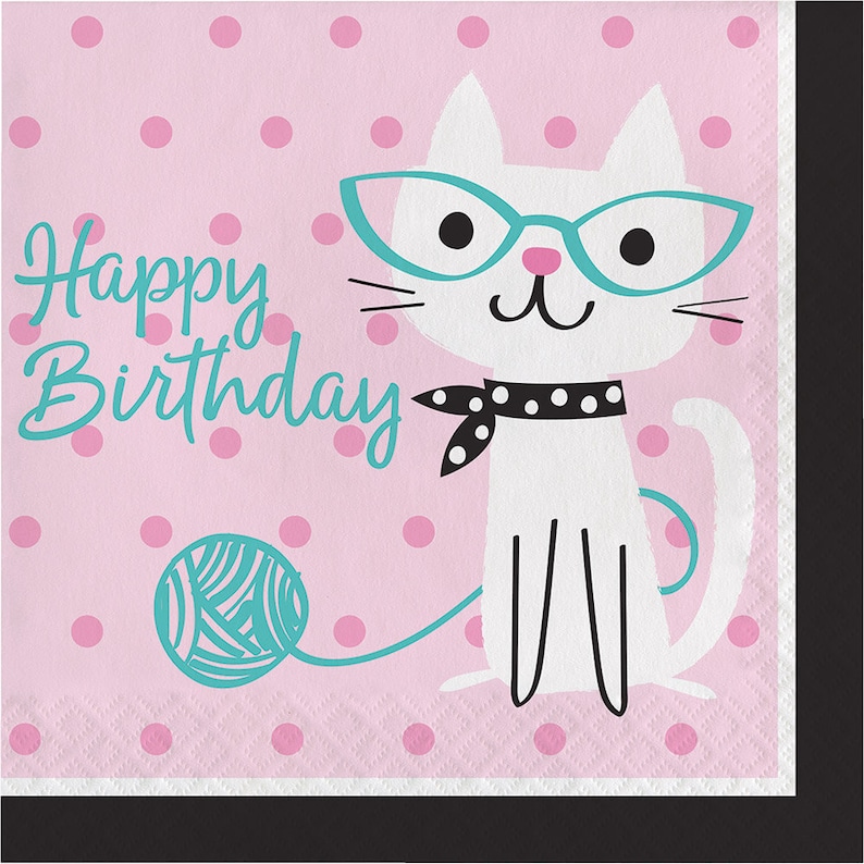 Puede incluir: Servilleta de papel rosa y blanca con un gato blanco que lleva gafas y un pa&ntilde;uelo de lunares negros y blancos. El gato est&aacute; sosteniendo una bola de lana. El texto "Happy Birthday" est&aacute; escrito en turquesa en la servilleta.