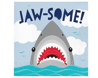 Puede incluir: Un tiburón de dibujos animados con una gran boca abierta y dientes rojos, con el texto "JAW-SOME!" encima. El tiburón está en el océano con agua azul y nubes blancas en el fondo.