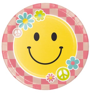 Könnte beinhalten: Rosa-weiße karierte Pappteller mit einem gelben Smiley, Friedenssymbolen und Blumen.