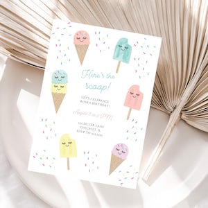K&ouml;nnte beinhalten: Eine wei&szlig;e Einladungskarte mit bunten Eiscreme-Illustrationen und dem Text "Here's the scoop!", die eine Geburtstagsfeier ank&uuml;ndigt. Die Karte zeigt pastellfarbene Eiswaffeln und Eis am Stiel mit l&auml;chelnden Gesichtern und Konfetti.
