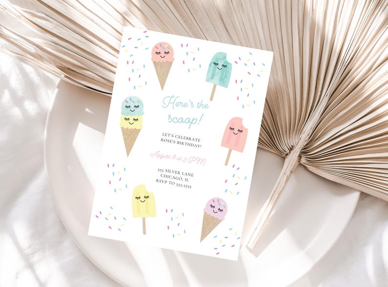 K&ouml;nnte beinhalten: Eine wei&szlig;e Einladungskarte mit bunten Eiscreme-Illustrationen und dem Text "Here's the scoop!", die eine Geburtstagsfeier ank&uuml;ndigt. Die Karte zeigt pastellfarbene Eiswaffeln und Eis am Stiel mit l&auml;chelnden Gesichtern und Konfetti.
