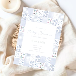 Puede incluir: Una invitación a una baby shower azul y blanca con un diseño de colcha de retazos. La invitación dice "Estás invitado a una Baby Shower en celebración del bebé [name] 8 de agosto de 2023 2 pm 123 Main Lane Chicago, IL RSVP a [name] & [name]"