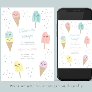K&ouml;nnte beinhalten: Eine digitale Einladung mit Eiswaffeln und Eis am Stiel in Pastellfarben, jeweils mit einem l&auml;chelnden Gesicht. Der Text lautet "Here's the scoop!" und enth&auml;lt Party-Details. Die Einladung wird auf einem Smartphone und einer gedruckten Karte angezeigt.