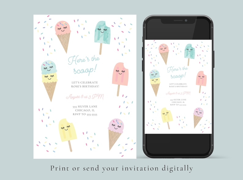 K&ouml;nnte beinhalten: Eine digitale Einladung mit Eiswaffeln und Eis am Stiel in Pastellfarben, jeweils mit einem l&auml;chelnden Gesicht. Der Text lautet "Here's the scoop!" und enth&auml;lt Party-Details. Die Einladung wird auf einem Smartphone und einer gedruckten Karte angezeigt.