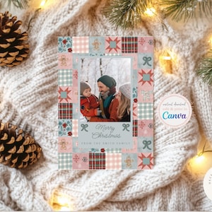 Könnte beinhalten: Eine Weihnachtskarte mit Patchwork-Design in Rosa-, Blau- und Rottönen. Die Karte zeigt ein Foto einer Familie mit einem Kind in der Mitte. Der Text auf der Karte lautet "Frohe Weihnachten von der Familie Smith".