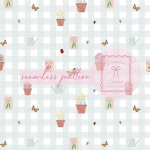 Puede incluir: Patrón sin costuras con flores en macetas, mariposas, abejas, mariquitas, regaderas y paquetes de semillas sobre un fondo a cuadros azul claro y blanco. El texto "seamless pattern" está en rosa.