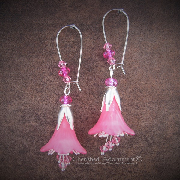 Boucles d’oreille fleur clochette doté d’apprêts de couleur argent Antique, fleurs de Lucite, perles et cristaux - Fuchsia