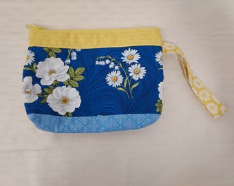 Floral Cotton Wristlet Zipper Pouch: Blue Daisy Print with Keyring
