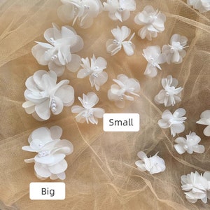 Fiori di organza color avorio chiaro fatti a mano per veli e strascichi di abiti da sposa