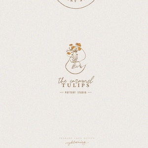 Op de afbeelding: Logo ontwerp voor een pottenbakkerij studio genaamd "The Caramel Tulips". Het logo toont een hand die een vaas met bloemen vasthoudt. De tekst "The Caramel Tulips" en "Pottery Studio" is geschreven in een cursief lettertype.