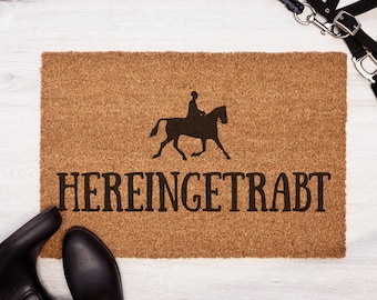 Hergestellt in Deutschland Kokos-Fußmatte - Hereingetrabt - Spruch Zuhause Pferd reiten Reiter 40x60cm oder 50x70cm - Interluxe