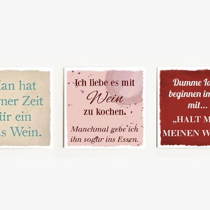 Könnte beinhalten: Drei quadratische Karten mit inspirierenden Zitaten über Wein. Die erste Karte ist beige mit dem Text "Man hat immer Zeit für ein Glas Wein." Die zweite Karte ist rosa mit dem Text "Ich liebe es mit Wein zu kochen. Manchmal gebe ich ihn sogar ins Essen." Die dritte Karte ist rot mit dem Text "Dumme Ideen beginnen immer mit... "HALT MAL MEINEN WEIN!"
