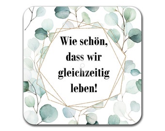 INTERLUXE LED leuchtender Untersetzer - Wie schön, dass wir gleichzeitig leben - Bierdeckel mit Spruch als Geschenk Eukalyptus Blüten