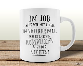 Interluxe Tasse - Im Job ist es wie mit einem Banküberfall -  lustige Kaffeetasse Büro Office Homeoffice Kollege Kollegin Chef Chefin Team