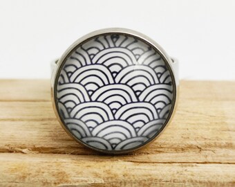 Adjustable ring Japanese paper waves light gray and white round cabochon glass Japanese jewel Japanese print Japan