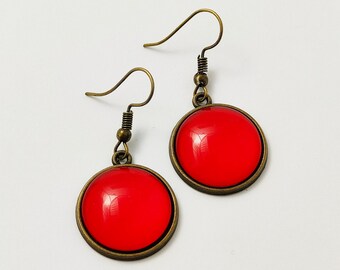 BOUCLES D'OREILLES PENDANTES rouges, boucles rondes, rond, minimaliste, monochrome, bijou vintage, bijou rouge, cabochon verre, idée cadeau