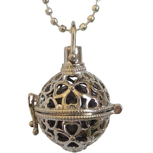 Silver-colored pregnancy bola, a delicate piece of jewelry with sound to accompany your pregnancy. Choice of beads and charms. Flower