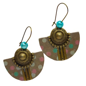 Ethnische Halbmond-Ohrringe. Erbsen. Rosa, Weiß, Blau. Perle. Bronze und Harz.