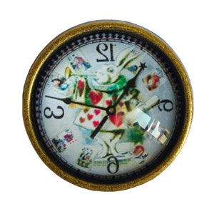 Peut inclure: Un cadran d'horloge rond avec un bord doré, un fond blanc et une image en noir et blanc du Lapin Blanc d'Alice au pays des merveilles. Le cadran de l'horloge a des chiffres romains noirs et des aiguilles noires.