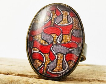 Adaptable ring. Bronze colored metal. Oval glass cabochon. WAX. African motifs.