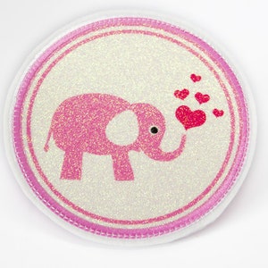 Könnte beinhalten: Rosa glitzernder Bügelaufkleber mit einem rosa Elefanten, der eine herzförmige Blase bläst. Der Elefant ist von kleinen rosa Herzen umgeben.