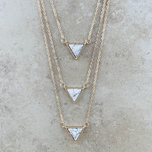 Howlit trippeltriangelhalsband, guldkristallhalsband för kvinnor, present till henne geometriskt hänge helande smycken present till alla hjärtans dag