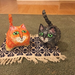 Carta Mache dipinto a mano Tabbies papà gatto. Scultura di gatto. Meme del gatto. Gatto grasso. Regalo amante gatto. Gatto divertente