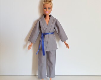 Conjunto De Kimono Rosa Para Muñecas De 17 Cm – Incluye Accesorios Para El Cabello – Ropa Elegante Y Fácil De Poner – Regalo Para Coleccionistas