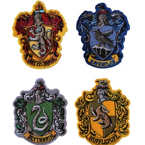 Peut inclure: Quatre patchs brodés représentant les armoiries des maisons de Poudlard : Gryffondor, Serdaigle, Serpentard et Poufsouffle. Chaque patch présente un animal différent, un schéma de couleurs et le nom de la maison.