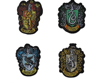 Parches pequeños de logotipos escolares cosidos de 2" x 1.5" con colores de casas para ropa y muñecas.