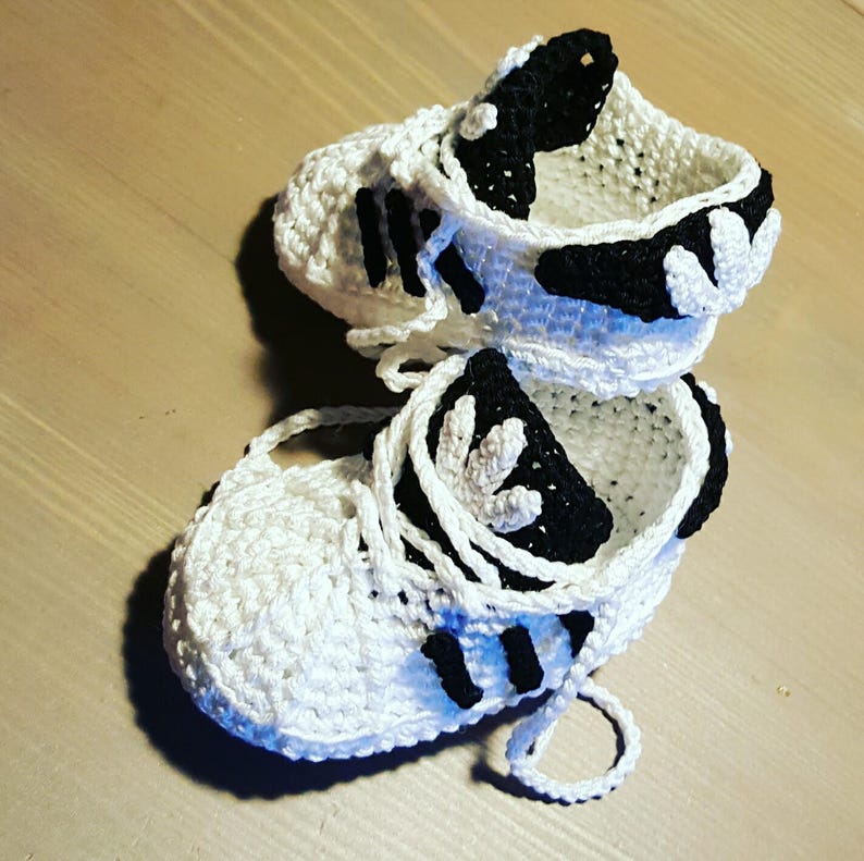 SCARPINE NEONATO A UNCINETTO BIMBI SPORTIVE STILE ADIDAS BIANCHE BABY CROCHET
