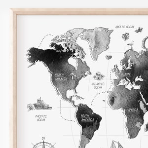 Puede incluir: Un mapa del mundo en blanco y negro con lavados de acuarela. El mapa muestra los continentes de Am&eacute;rica del Norte, Am&eacute;rica del Sur, Europa, &Aacute;frica y Asia. Los oc&eacute;anos est&aacute;n etiquetados: Oc&eacute;ano Pac&iacute;fico, Oc&eacute;ano Atl&aacute;ntico y Oc&eacute;ano &Aacute;rtico. El mapa tambi&eacute;n incluye una rosa de los vientos y un peque&ntilde;o barco.