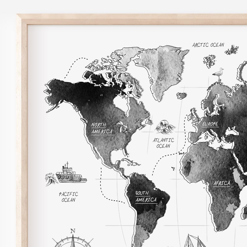 Puede incluir: Un mapa del mundo en blanco y negro con lavados de acuarela. El mapa muestra los continentes de Am&eacute;rica del Norte, Am&eacute;rica del Sur, Europa, &Aacute;frica y Asia. Los oc&eacute;anos est&aacute;n etiquetados: Oc&eacute;ano Pac&iacute;fico, Oc&eacute;ano Atl&aacute;ntico y Oc&eacute;ano &Aacute;rtico. El mapa tambi&eacute;n incluye una rosa de los vientos y un peque&ntilde;o barco.