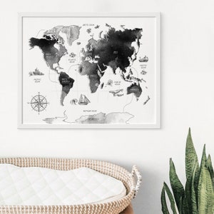 Puede incluir: Impresi&oacute;n de mapa mundial en acuarela en blanco y negro con una br&uacute;jula y barcos. El mapa incluye los nombres de los continentes y oc&eacute;anos. La impresi&oacute;n est&aacute; enmarcada en un marco blanco.