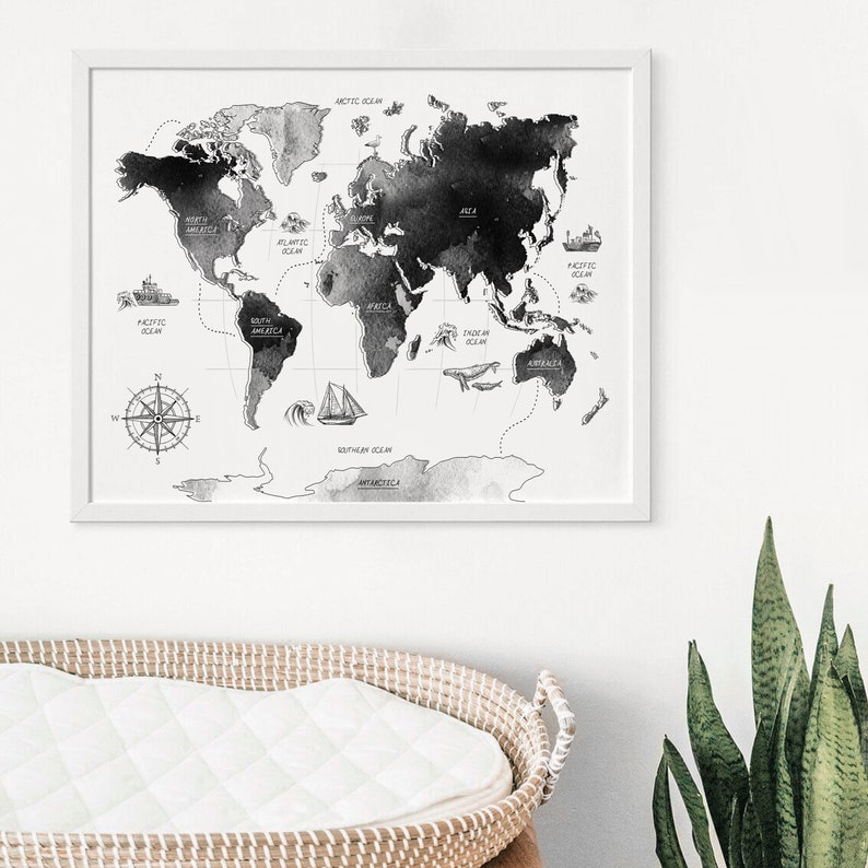 Puede incluir: Impresi&oacute;n de mapa mundial en acuarela en blanco y negro con una br&uacute;jula y barcos. El mapa incluye los nombres de los continentes y oc&eacute;anos. La impresi&oacute;n est&aacute; enmarcada en un marco blanco.