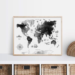 Puede incluir: Una impresi&oacute;n de mapa mundial en blanco y negro con acentos de acuarela. El mapa incluye los nombres de los continentes y los oc&eacute;anos. El mapa est&aacute; enmarcado en un marco de madera claro.