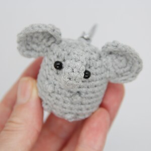 Mały breloczek w kształcie słonia Amigurumi
