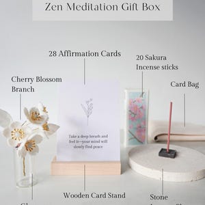 Set de regalo de decoración zen y meditación: flor de cerezo en miniatura de fieltro con tarjetas de afirmación e incienso de flor de cerezo.