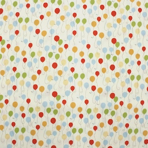 Könnte beinhalten: Ein Stoffmuster mit einem sich wiederholenden Design aus bunten Ballons. Die Ballons sind in Rot-, Gelb-, Grün- und Blautönen gehalten, mit dünnen, gebogenen Schnüren auf weißem Hintergrund. Geeignet für verschiedene Bastelprojekte.