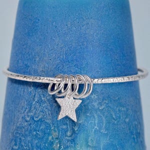 Bracelet-jonc à breloques étoiles en argent recyclé, bagues pour un anniversaire spécial ou un anniversaire, cadeau de la décennie, 30e, 40e, 50e, 60e, 70e, 80e, 90e, 100e