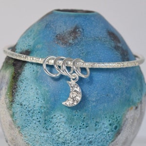 Bracelet-jonc en argent recyclé à breloques croissant de lune, bagues pour anniversaire spécial ou anniversaire, cadeau de la décennie, 30e, 40e, 50e, 60e, 70e, 80e, 90e