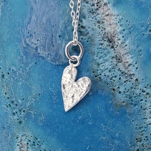 Collar de corazón de plata reciclada, colgante de corazón de amor orgánico, regalo de San Valentín sostenible, regalo ecológico de Navidad, cumpleaños o aniversario para ella