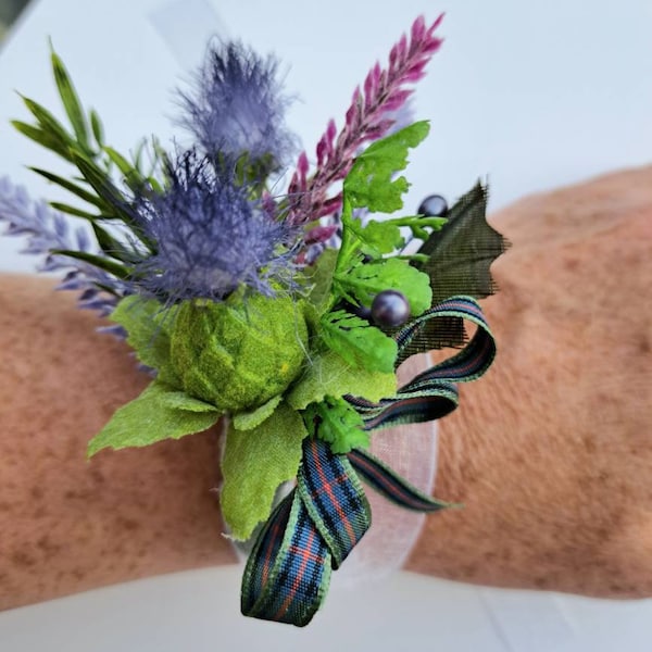 Faux corsage de poignet de chardon écossais et de bruyère