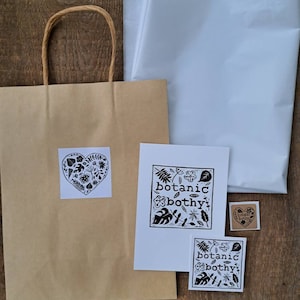 Sacola de presente Kraft, lenços de papel, adesivos e cartões