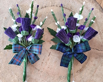 Fiori artificiali da boutonnière di cardo scozzese ed erica con nastro tartan Black Watch o Flower of Scotland.